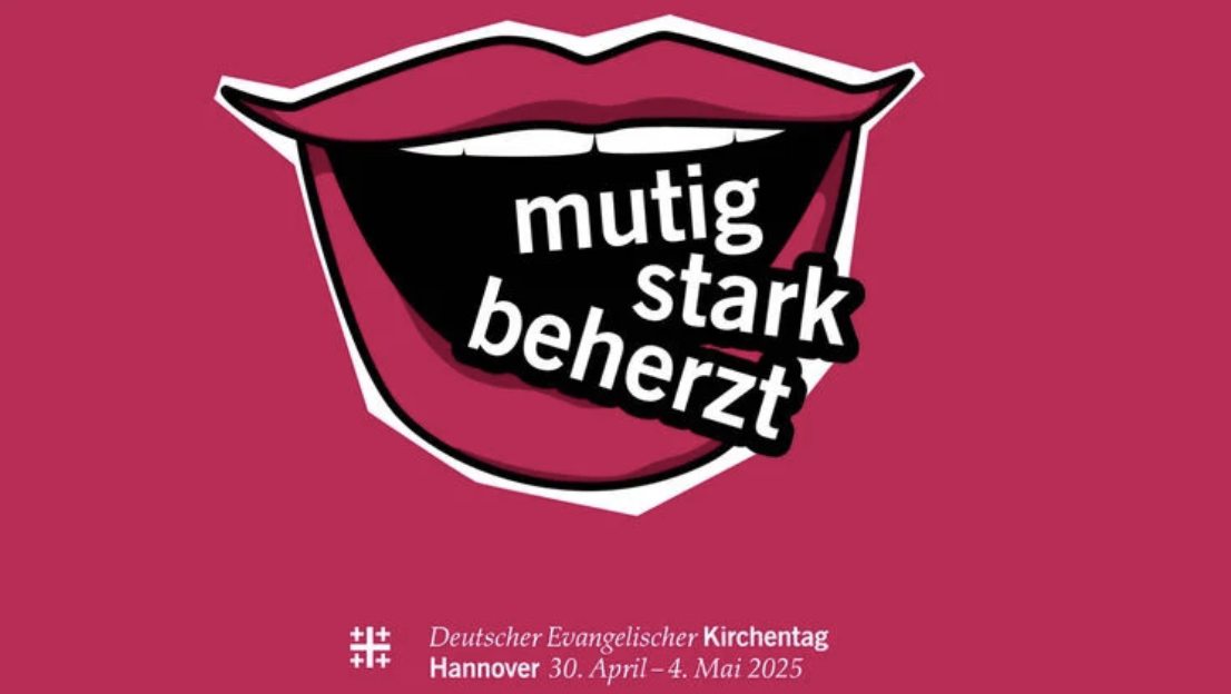 Eine Grafik eines offenen Mundes auf rotem Hintergrund mit den deutschen Worten „mutig stark beherzt“ darin. Der folgende Text lautet: Deutscher Evangelischer Kirchentag Hannover 30. April–4. Mai 2025.